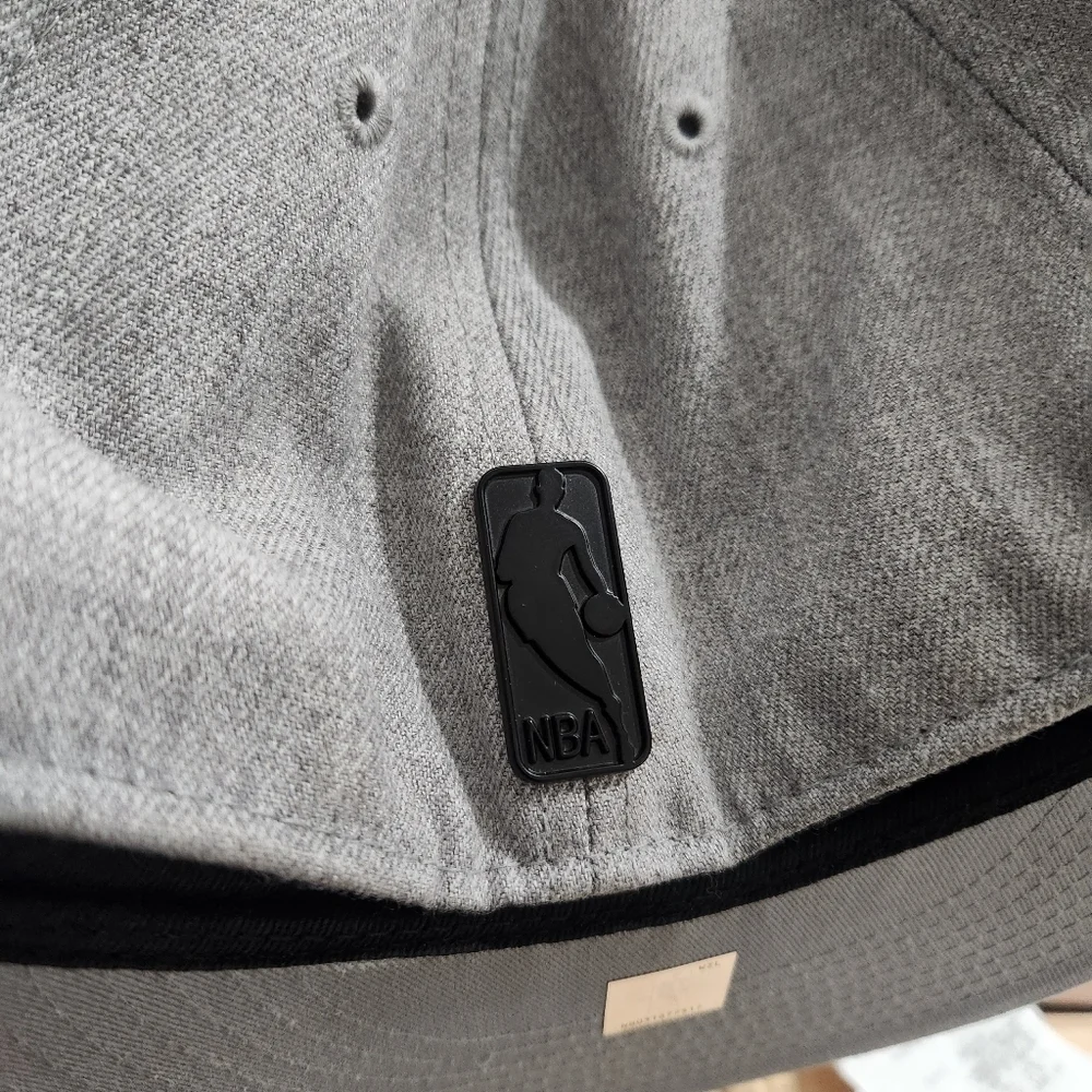 New Era NBA Chicago Bulls Metal Badge 59FIFTY Fitted‎ Cap Gray  7  55.8cm EUC